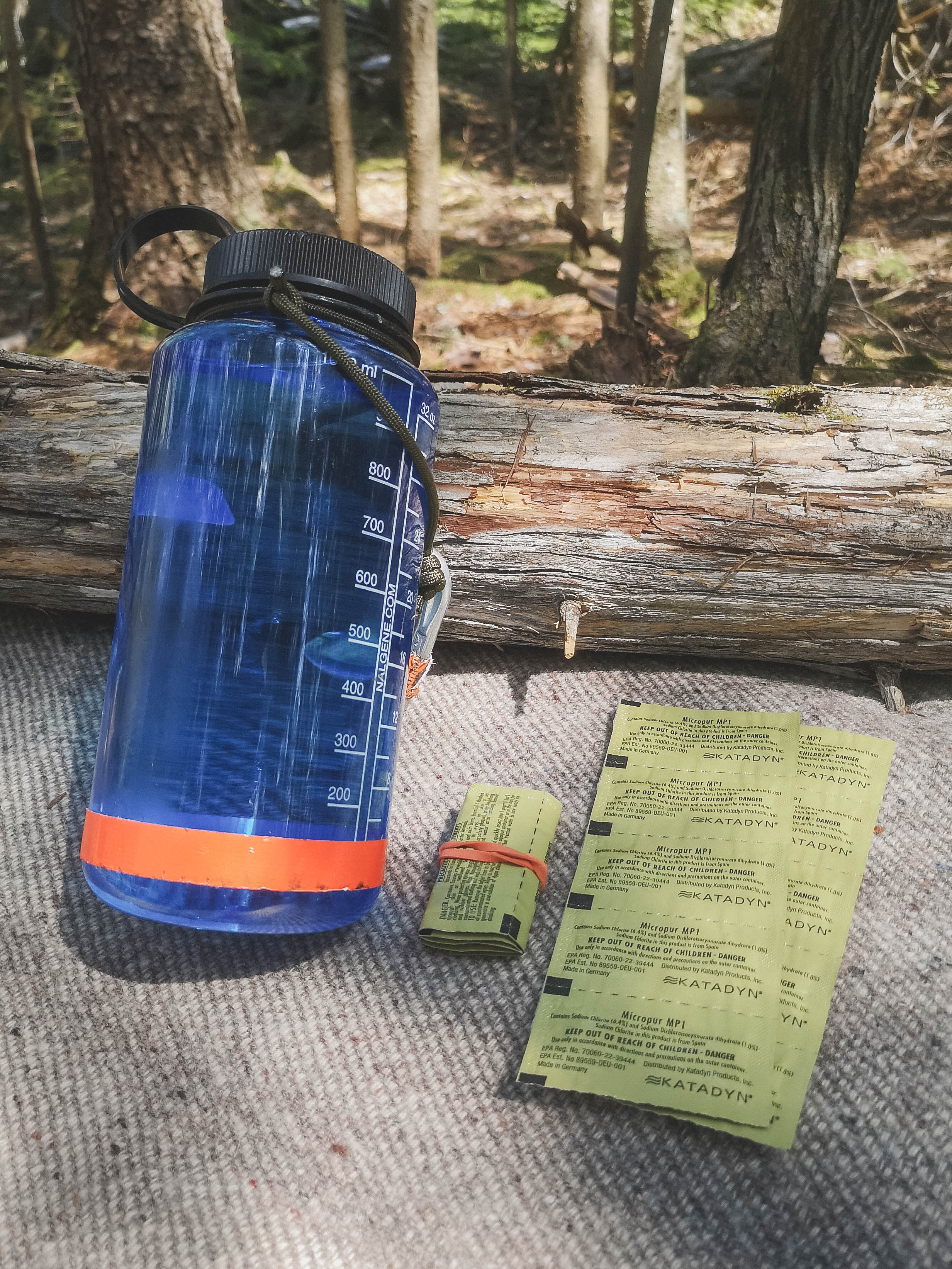bouteille d'eau et comprimés pour purifier l'eau en plein air